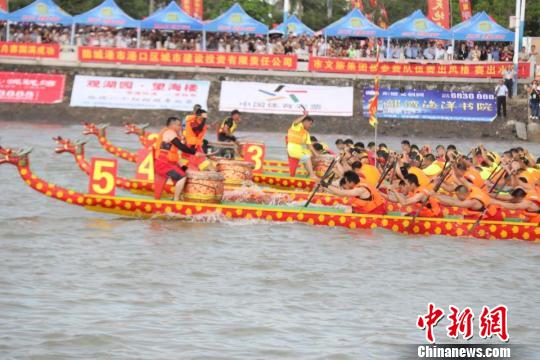 6月6日，来自中国和越南的17支龙舟队伍在“海上胡志明小道”展开激烈角逐。