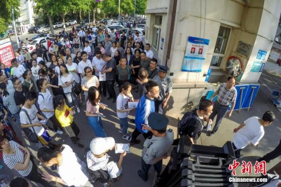 资料图：众多考生在家长的陪同下查看考场。韦亮 摄