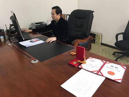 蔡立刚获得湖北五一劳动奖章 。 澎湃新闻记者 周琦 摄