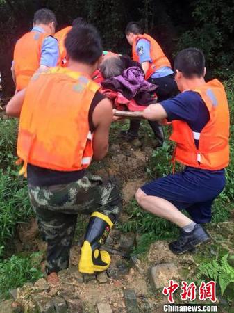 6月7日下午，江西省安福县消防用门板作为临时担架，紧急转移洋门乡南边村被困高龄病患?！〗飨?摄