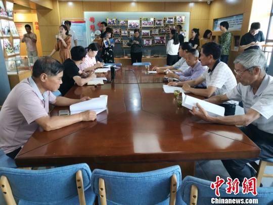 村民参加议事会 施紫楠 摄 村民参加议事会 施紫楠 摄