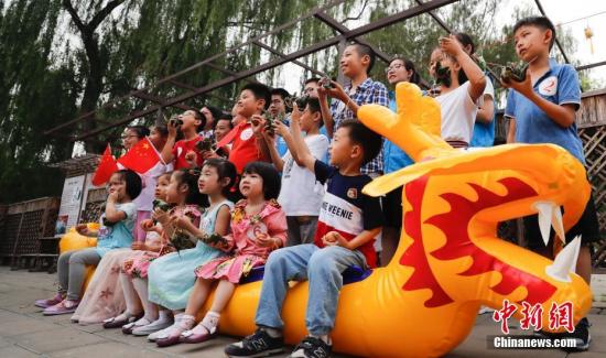 资料图:端午假期游客在北京玉渊潭体验多彩民俗。<a target='_blank' href='http://www.chinanews.com/'>中新社</a>记者 杜洋 摄 点击进入下一页