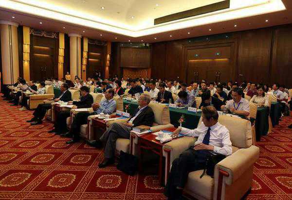 6月8日，在中华环保联合会绿色金融专业委员会2019年度高峰论坛上，中国工程院院士李文华（中）向中华环保联合会绿金委副主任吴国荣（左）赠书。