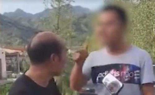 图为常骁拦路殴打老师 网传视频截图 点击进入下一页