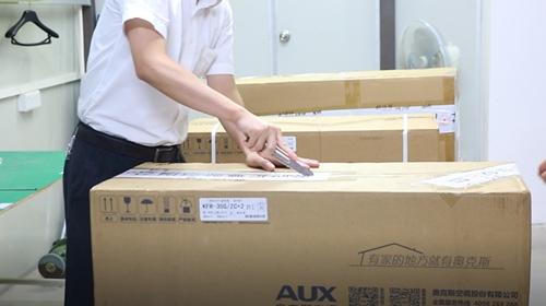 格力当众拆解奥克斯空调。供图