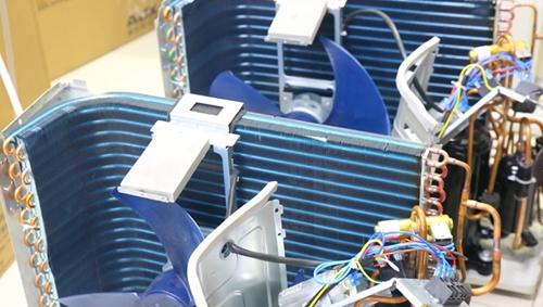 格力拆解奥克斯空调。供图