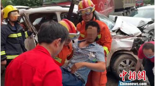 一名伤者成功获救。(视频截图) 钟欣 摄