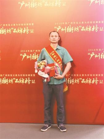 “托举哥”谢健强 “托举哥”谢健强