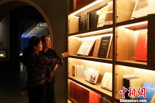 游客在西夏博物馆中参观?！±钆迳?摄