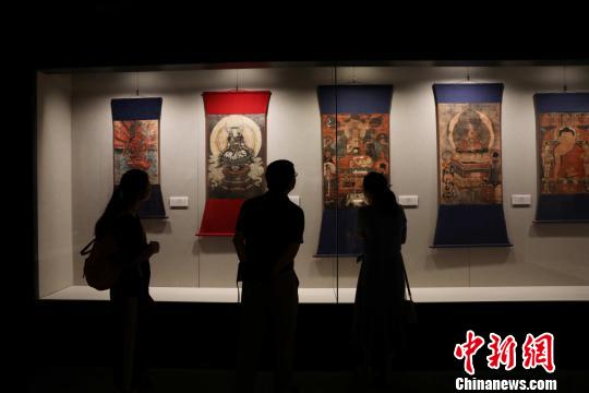 游客在西夏博物馆中参观。　李佩珊 摄