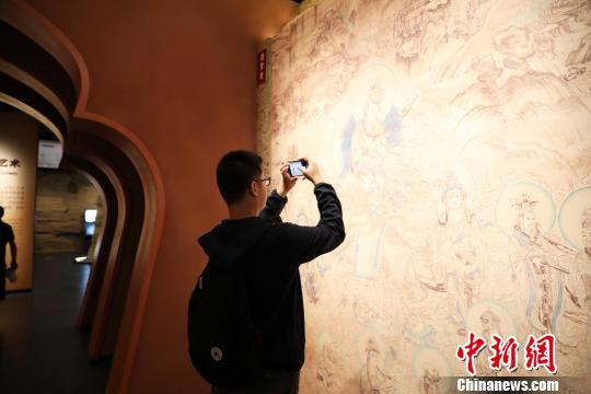 游客在西夏博物馆中参观。　李佩珊 摄