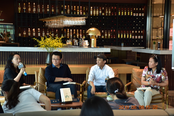 周微（左一）、沙志利（左二）