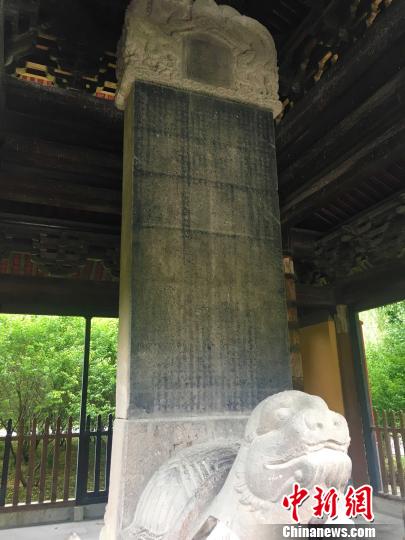 资料图：位于安徽凤阳明中都皇陵里的大明皇陵之碑，高6.87米，碑文为朱元璋亲自撰写全文共1105个字，主要讲述了他的卑微身世、僧侣生活、戎马生涯以及开创大明江山的全部过程，阐明了昌运兴盛的道理，对研究明初历史具有非常重要的意义?！≌徘?摄