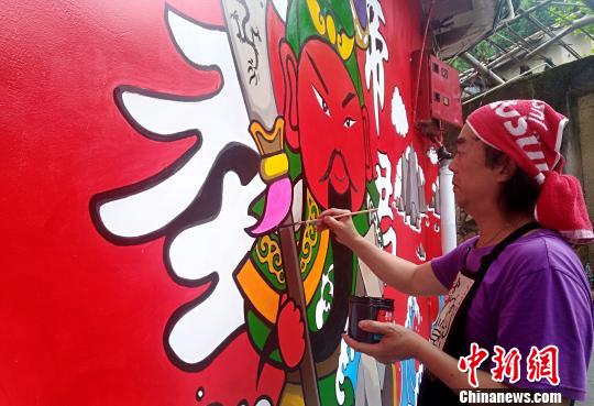 来自海峡两岸的涂鸦好手们，把一幅幅作品绘制到老街墙上，为美丽的东山岛增添了一道靓丽的风景线。　林华艺 摄