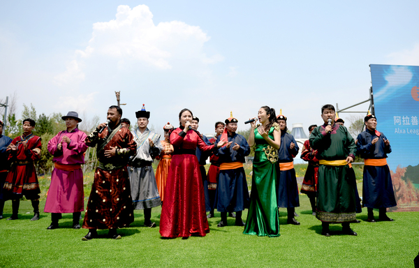 1.“阿拉善盟暨额济纳旗主题活动日”，乌兰牧骑演员共同献唱《我和我的祖国》jpg
