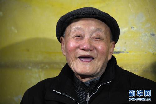 这是3月31日拍摄的张富清。新华社记者 程敏 摄