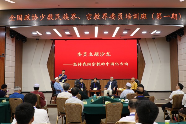 1、全国政协民宗委驻会副主任杨小波致开场白