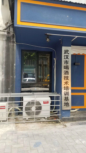 餐馆挂喝酒技术培训基地招牌 城管劝说后摘下