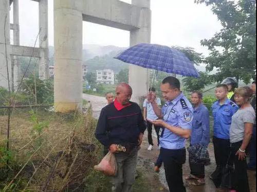 老人麻袋背10多万元现金流浪湖南 警察跟了他一路