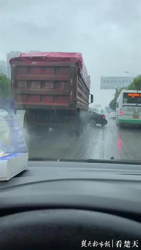 大货车推着小车狂飙 警方:司机刹车不及未酒驾毒驾