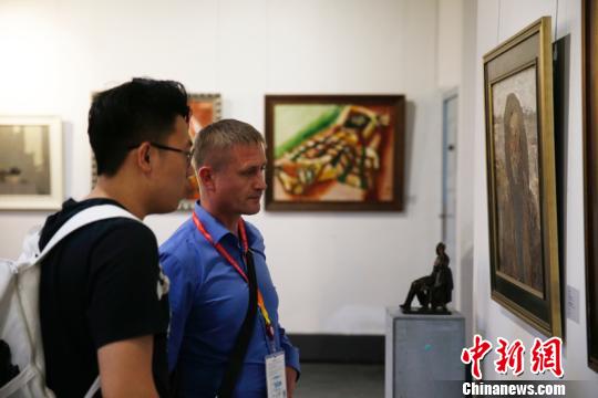 观众们在展会现场?！÷榔?摄