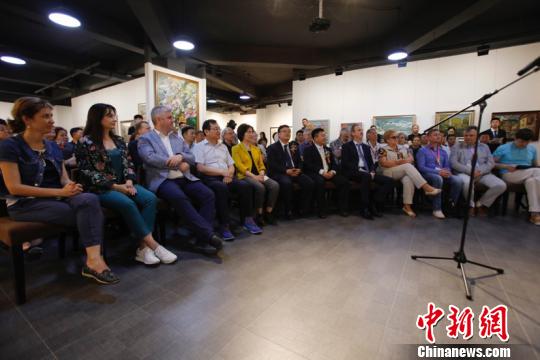 该展吸引了众多中外艺术爱好者来此观赏交流。　吕品 摄