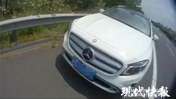 奔驰女司机被罚怼交警：你们良心过得去吗？