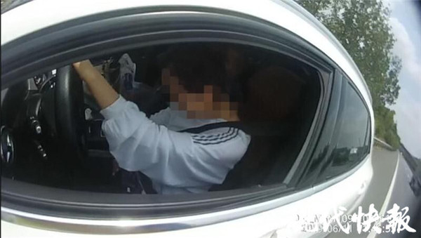 奔驰女司机被罚怼交警：你们良心过得去吗？