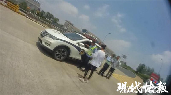奔驰女司机被罚怼交警：你们良心过得去吗？
