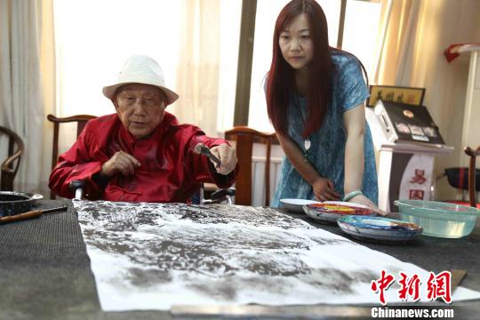 年近百岁画家易图境现场教学：我还想再上一堂课