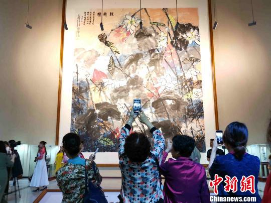 易图境将画作无偿捐赠给学校，图为其创作的巨幅作品《戟荷图》?！「毒窜?摄