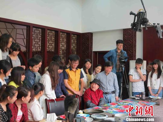 退休后，易图境为美术学院学生上美术创作示范课?！÷谕?摄