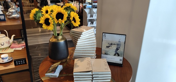 嘉宾从左到右依次为：贺嘉钰、庞余亮、王家新、周晓枫