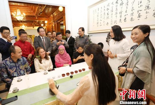 图为当晚在中国驻东盟大使官邸举办的“中国民俗文化之夜”，各国外交官品茶道。　林永传 摄