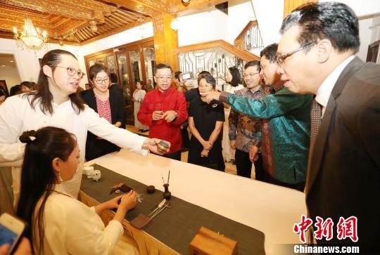 图为当晚在中国驻东盟大使官邸举办的“中国民俗文化之夜”，各国外交官观赏香道?！×钟来?摄