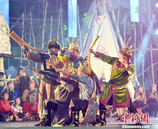 图为鄂伦春族民展现狩猎文化?！『钣衽?摄