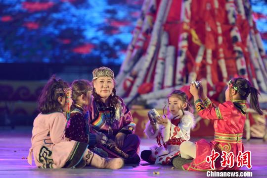 图为鄂伦春族孩子们听故事?！『钣衽?摄