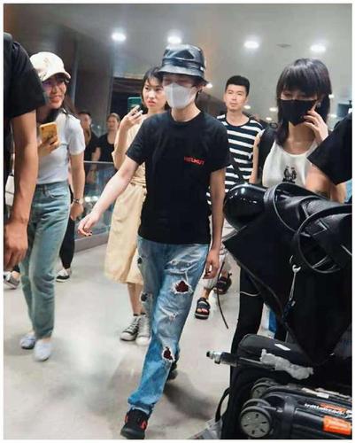 曾轶可道歉微博引7万评论 公司:其工作将全部暂停