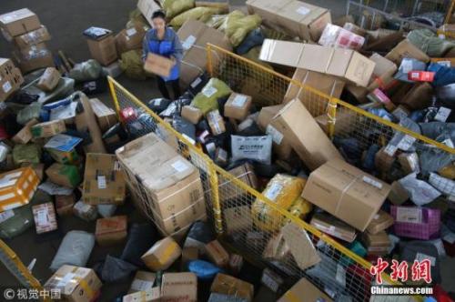 快递员在整理快递。王彪 摄 图片来源：视觉中国