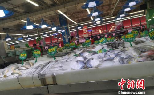图为超市里的水产区。 谢艺观 摄