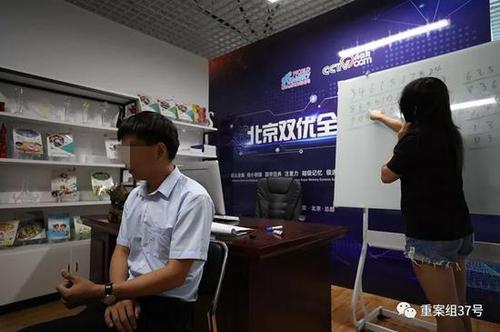  ▲该机构教师在为记者展示速记一连串不规律数字。新京报记者 王飞 摄