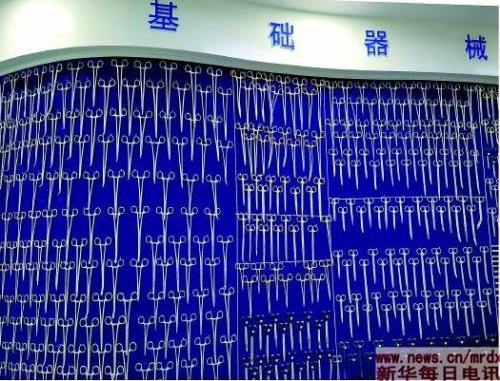 新华医疗的各式手术剪。手术剪看似简单，但再简化的生产工序，也需要70多道。新华社记者邓卫华摄