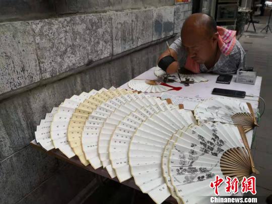 贾维军正在聚精会神地写字?！“⒘漳?摄