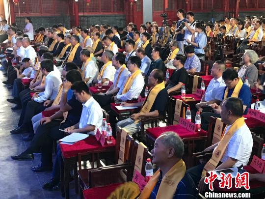 图为，现场观众聆听《从文化自知到文化自信》报告?！「叱?摄