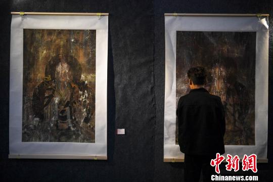 图为拉萨市民观看展览。　何蓬磊 摄