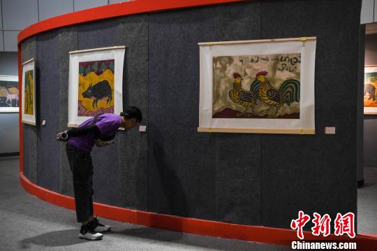 图为拉萨市民观看展览?！『闻罾?摄