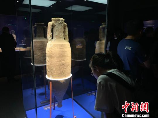 民众欣赏平山郁夫藏文物及画作。　韩宏 摄