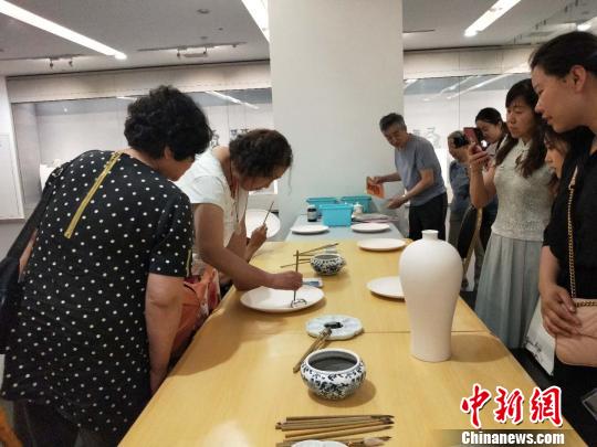 山西展出120件青花瓷揭示传承脉络