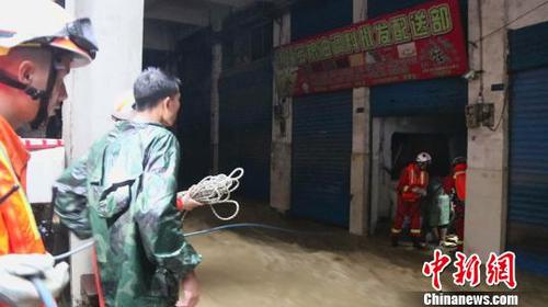 图为当地消防员进行救援。马永全 摄