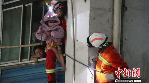 图为当地消防员进行救援。马永全 摄